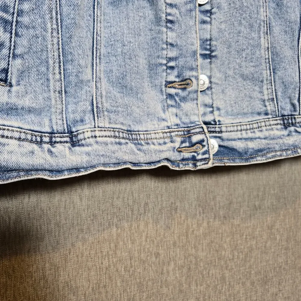 Wonderly Denim Jacket Light Wash Button Front Inside and Outside Pockets